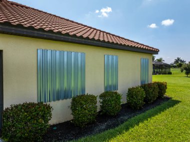 Florida 'daki evin camlarında kasırga panjurları var. Doğal afetten önce ev koruması.