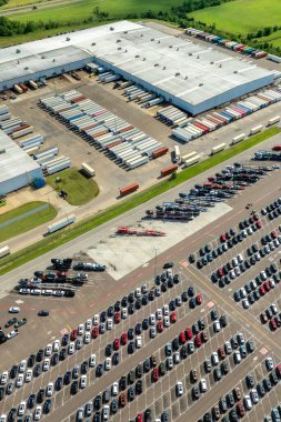 Üretim fabrikası deposuna yeni araba ithalatı veya ihracatı.