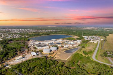 Florida, ABD 'de büyük bir su arıtma tesisi. Belediye su arıtma ve atık su işleme sanayi altyapısı.