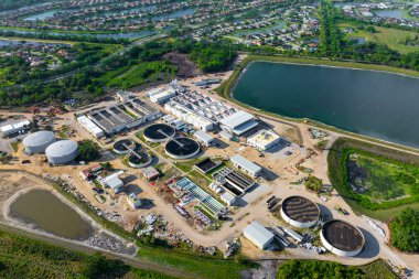 Büyük ölçekli endüstriyel su arıtma tesisi sağlık ve güvenlik standartlarını karşılamak için filtreleme ve kimyasal süreçler yoluyla suyu arıtıyor ve geri dönüştürüyor.