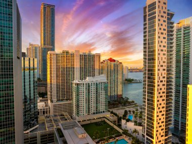 Miami Brickell, Florida, ABD gün batımında. Şehir merkezindeki liman manzaralı gökdelen binaları. Ticari finans bölgesiyle Amerikan megapolis.