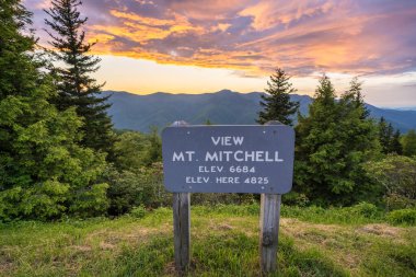 Mitchell Dağı Blue Ridge Parkway 'e bakıyor. Kuzey Carolina Appalachian dağlarında manzaralı bir yolculuk..