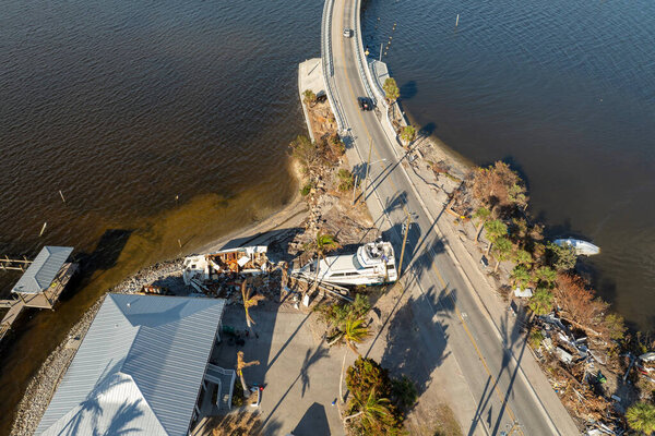 Последствия стихийных бедствий. Разрушенные яхты после урагана Милтон на Манасота-Ки в Энглвуде, Флорида.