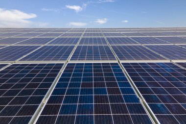 Solar çatılı ofis binası. Temiz ekolojik elektrik enerjisi üretmek için mavi fotovoltaik paneller. Yenilenebilir elektrik kavramına yatırım.