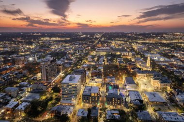 Güney Amerika 'daki tarihi şehir mimarisi. Geceleri Savannah, Georgia 'nın aydınlık sokaklarının manzarası.