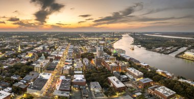 Georgia 'nın eski tarihi şehri Savannah. Günbatımında Güney Amerika şehir manzarası.