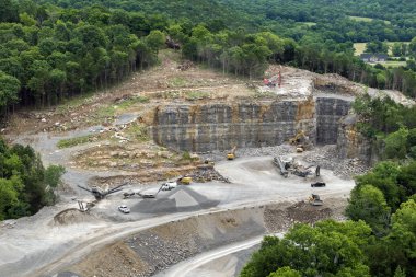 Kuzey Carolina, ABD 'deki Appalachian dağlarında inşaat endüstrisi için çakıl ocağı madeni..