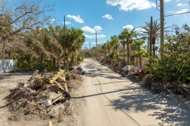 Milton Kasırgası 'ndan sonra Florida' daki Manasota Key Yolu 'nda enkaz yığınları var. Şiddetli hasar gören evlerin atıkları. Doğal afetin sonuçları..
