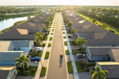 ABD 'de birinci sınıf konut geliştirme. Güneybatı Florida 'da yeşil palmiye ağaçları arasında pahalı evler..