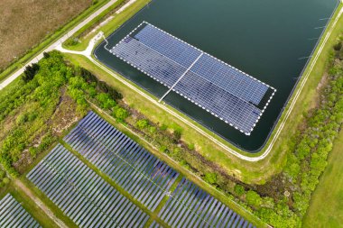 Su yüzeyinde sıfır emisyonlu sürdürülebilir fotovoltaik elektrik üretimi. Temiz elektrik enerjisi üretmek için yenilenebilir elektrik santralinde yüzen güneş panelleri.