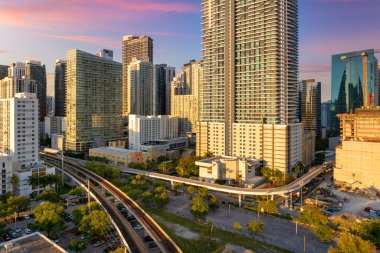 Günbatımında Miami şehir merkezindeki yüksek demiryolu boyunca uzanan tren sistemi, rayları çevreleyen yüksek ticari ve meskun gökdelenlerle birlikte..