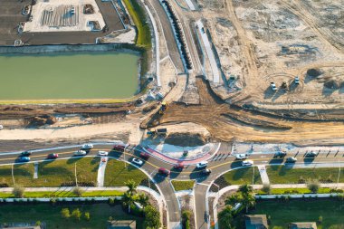 Kuzey Liman, Florida 'da kavşak inşaatı. Hareket halindeki trafik arabalarıyla Amerikan yol çemberinin gelişimi. Kentsel dairesel ulaşım kavşağı.