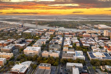 Savannah, Georgia 'da. Eski tarihi şehrin tarihi Amerikan mimarisi. ABD Güney şehri gün batımında.
