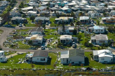 Florida gezici ev bölgesinde Ian kasırgasından sonra ciddi hasar görmüş evler. Doğal afetin sonuçları..