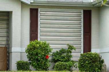 Kasırga koruması için Florida 'daki evin camlarına fırtına panjurları monte edilmiş. Doğal afete hazırlanıyor..