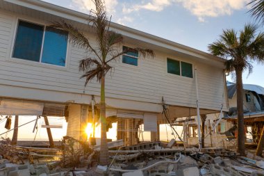 Fırtına, Florida, Englewood 'daki Milton Kasırgası' ndan sonra limandaki evlerde ciddi hasara yol açtı. Körfez kıyısındaki yıkılmış evler.