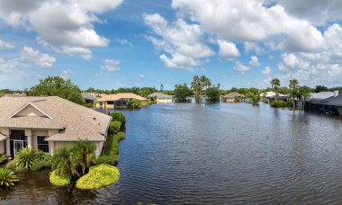 Florida 'nın banliyölerinde tropik yağmur fırtınası yerleşim yerlerini sular altında bıraktı. Kasırga Sonrası.