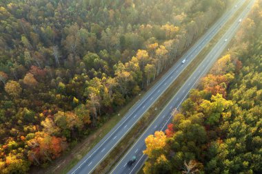 Kuzey Carolina Appalachian dağlarındaki ABD karayolu taşıma altyapısı. Hızlı sürüş arabaları olan Amerikan çevre yolu.