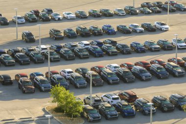 Satıcıların açık hava otoparkından bir sürü yeni araba satışa sunuluyor. Amerikan otomotiv endüstrisinin gelişimi kavramı.