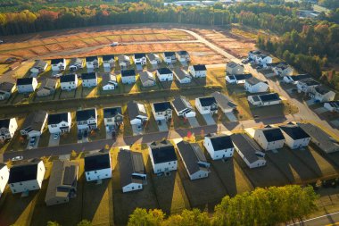 Güney Carolina yerleşim bölgesinde inşa edilmiş yoğun konut evlerinin yukarıdan görüntüsü. Amerikan banliyölerinde emlak gelişimine örnek olarak Amerikan rüya evleri.