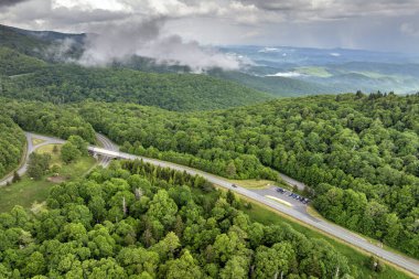 Kuzey Carolina Appalachian dağlarındaki Blue Ridge Parkway 'de araba yolculuğu. Beacon Heights 'ın otoparkı yaz sezonunda gözden kaçmış. Güzel doğanın yaz manzarası.