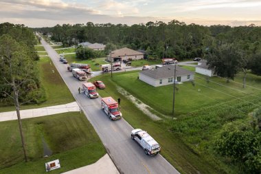 İtfaiyeci kamyonları banliyö evinin yangın alarmında. Florida 'daki potansiyel yangın tehlikesine ilk müdahale ekibi..