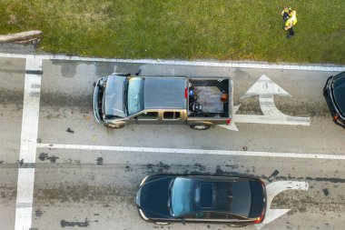 Florida 'daki araba kazasına ilk müdahale ekipleri. Acil servis çalışanları ABD 'de trafik kazası kurbanlarına yardım ediyor..