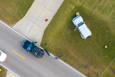 Amerikan caddesindeki araba kazasına ilk müdahale ekipleri geldi. Acil servis, ABD 'de trafik kazası kurbanlarına yardım ediyor..