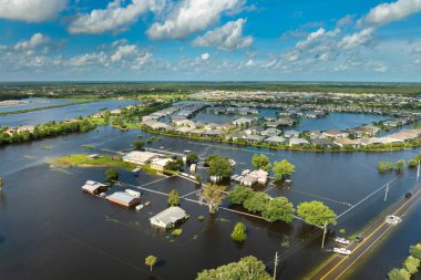 Florida 'da sel, tropikal fırtınadan kaynaklanıyor. Kırsal alanda sel sularıyla çevrili çiftlik evleri. Doğal afetten sonra.