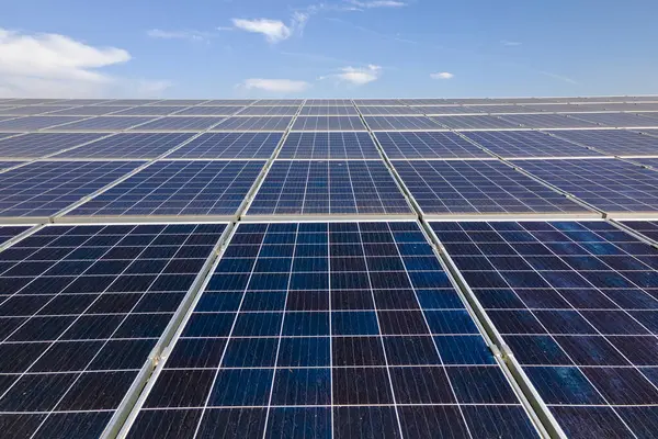 Solar çatılı ofis binası. Temiz ekolojik elektrik enerjisi üretmek için mavi fotovoltaik paneller. Yenilenebilir elektrik kavramına yatırım.