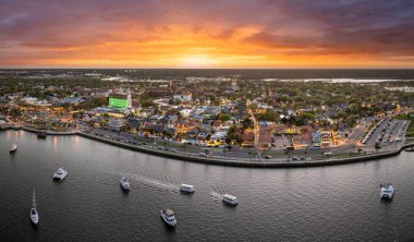 Güney Amerika 'daki tarihi şehir mimarisi. St. Augustine, Florida 'nın caddelerinin ve binalarının manzarası.