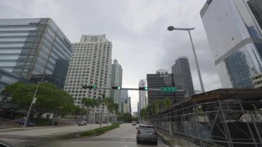 Amerikan seyahat güzergahı. Şehir merkezindeki Brickell 'da Miami caddesinde POV sürücüsü. Florida yolu trafiği hareketli