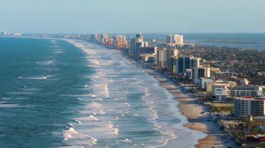 Daytona Sahili, Florida. Güney Amerika 'da canlı turizm altyapısının bir kısmını oluşturan Premium konutları ve otelleri olan kıyı gayrimenkulleri
