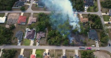 Acil durum ekipleri ve itfaiye araçları Florida 'daki evlerin yakınındaki bitki örtüsü yangınlarına tepki veriyor, sakinleri ve mülkleri korumak için alevlerle mücadele ediyorlar..