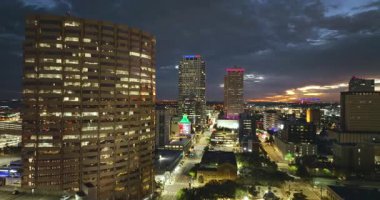 Tampa 'nın şehir merkezinin akşam manzarası, Florida, ABD. Yüksek ticari binalar ve caddelerle aydınlanan Amerikan şehri silueti