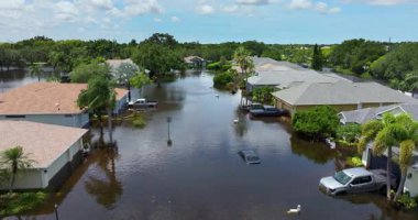 Florida 'da sel, tropikal fırtınadan kaynaklanıyor. Sel sularıyla çevrili yerleşim yerlerindeki banliyö evleri. Doğal afetten sonra.