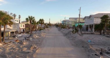 Manasota Key, Englewood 'daki Florida yerleşim bölgesindeki Milton Kasırgası' nın yol kenarındaki çöplük yığınları ağır hasar gördü. Doğal afetin sonuçları.