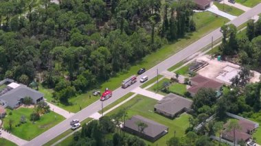 Acil müdahale ekipleri Florida 'daki bir trafik kazasında kurbanlara yardım ediyor. ABD 'deki ilk yardım ve kurtarma ekipleriyle trafik kazası.