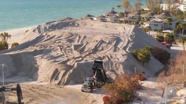 Kasırga sonrası temizlik. Florida 'da okyanus kıyısındaki kum alıcı bölgede kum yığınları.