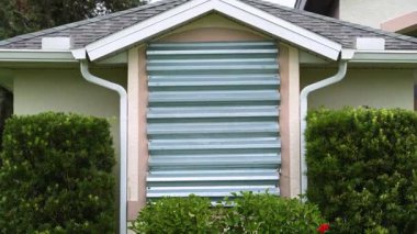 Florida 'daki evin camlarında kasırga panjurları var. Doğal afetten önce ev koruması.