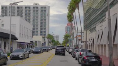 Miami Beach caddesinde POV sürücüsü. Florida yolu trafiği hareketli
