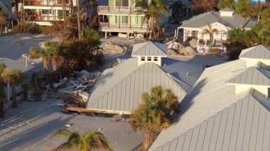 Fırtına, Florida, Englewood 'daki Milton Kasırgası' ndan sonra limandaki evlerde ciddi hasara yol açtı. Körfez kıyısındaki yıkılmış evler