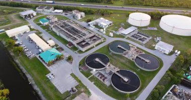 Suyun doğal kaynaklardan işlenmesi ve arıtılmasına yönelik su arıtma tesisi, kamu tüketimi ve çevre kullanımı için temiz ve güvenli su üretmek amacıyla kirleticilerin kaldırılması