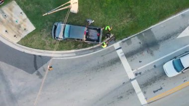 Amerikan caddesinde araba kazası. Acil servis, ABD 'de trafik kazası kurbanlarına yardım ediyor.