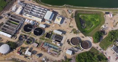 Atık su arıtma fabrikasındaki şehir su arıtma tesisi. İstenmeyen kimyasalların, askıya alınmış katı maddelerin ve gazların kirlenmiş sıvılardan çıkarılması süreci