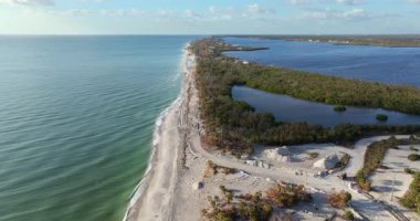 Milton Kasırgası dalgalanmasından sonra Blind Pass Sahili 'nde Manasota Key yolunu yok etti. Florida 'daki liman altyapısında ciddi hasar var..