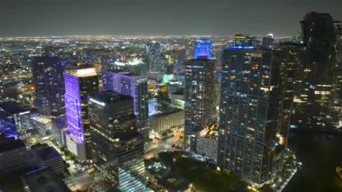 Miami Brickell 'in şehir merkezi, Florida, ABD. Modern Amerikan megapolis 'indeki yüksek deniz manzaralı gökdelen binaları.