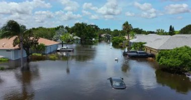 Debby Kasırgası Sarasota, Florida 'daki Laurel Meadows bölgesinde evleri ve arabaları sular altında bıraktı. Doğal afetten sonra.