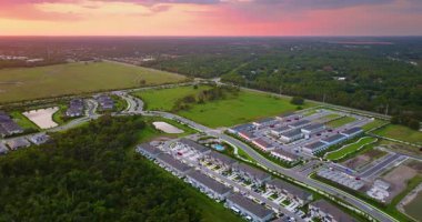 Florida 'nın banliyö mahallesindeki modern yerleşim yerleri, büyüyen toplumlarda Amerikan tarzı gayrimenkul gelişimini gözler önüne seriyor.