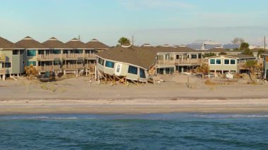 Yıkıma ya da onarıma ihtiyacı olan yıkılmış bir bina. Fırtına dalgaları ve rüzgâr yüzünden ev çatısı hasar gördü ve Florida 'da kasırga üstüne duvarlar çöktü.